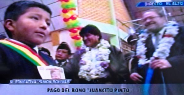 El presidente Evo Morales entregó el bono Juancito Pinto a estudiantes del colegio Simón Bolívar de la ciudad de El Alto