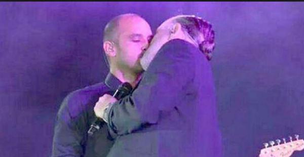 Miguel Bosé besa a su guitarrista