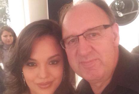 La reconocida fotógrafa boliviana junto al fotógrafo de Miss Universo