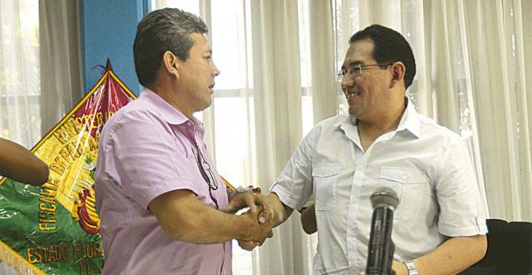 El fiscal general, Ramiro Guerrero (derecha), felicita a Gómer Padilla, después de posesionarlo. Se anunciaron relevos en otras fiscalías