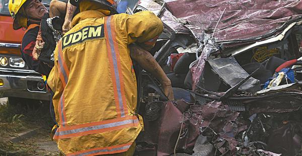 Dos uniformados retiran a una persona