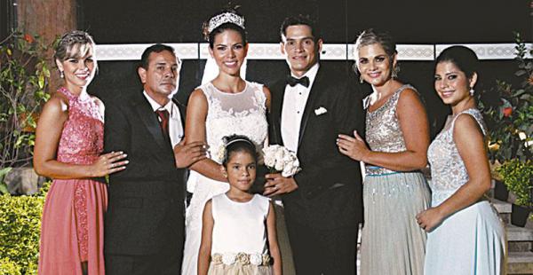 Los novios, con Fernanda y Fernado Roca, Mailen Melgar, Andrea y Luciana Roca (niña)
