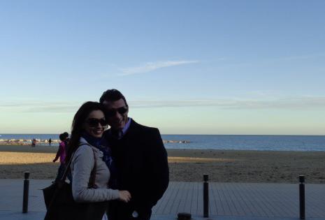 Unidos hasta en la distancia. “¡Barcelona! Estuve por Barcelona por 9 meses para hacer mi maestría y Joaquín fue a visitarme, ambas fotos son del primer día en la playa de Barcelona”.