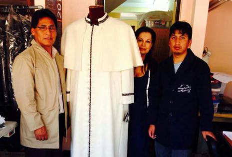 UN EQUIPO CONTRA EL RELOJ. Tuvieron menos de dos días para preparar la túnica que lucirá el papa Francisco