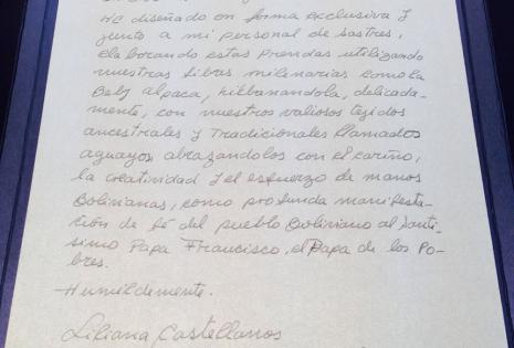 CON MANUSCRITO. Liliana adjuntó algunas líneas al obsequio presidencial