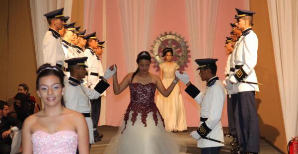 CON LOS CADETES. Una por una, las quinceañeras recibieron los aplausos del público