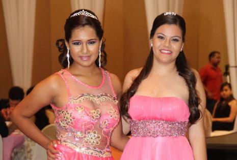 De fucsia. NICOLE TORRICO Y GABRIELA PAREDES