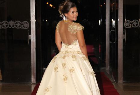 Llamativa. NATALIA MÉNDEZ CON UNA COLA DE SEIS METROS