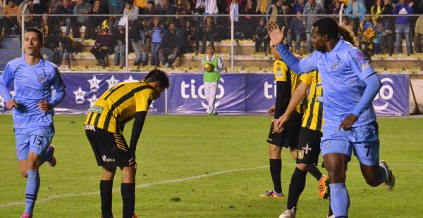 Carlos Teronio (dcha.) fue la figura del partido. Marco los dos primeros para Bolívar y enseñó el camino a la victoria