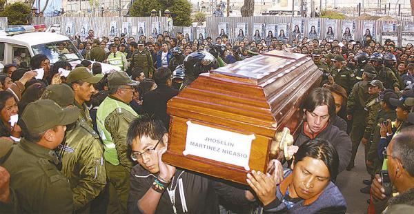 Una multitud de pobladores de Potosí recibió los féretros de los estudiantes. Hay tres días de duelo