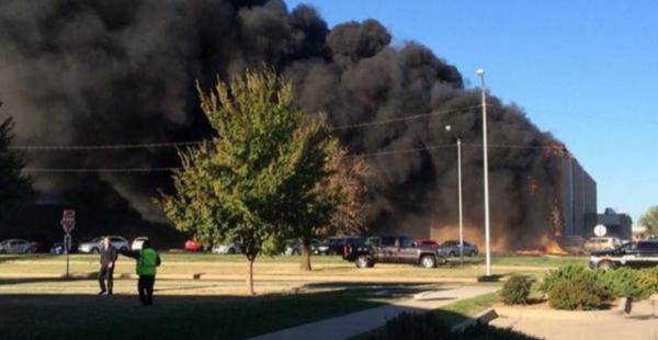 Avión de 10 plazas se estrelló en un edificio cerca del aeropuerto de Kansas - EEUU