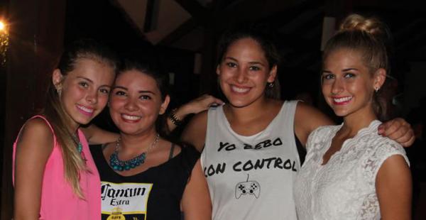 La organizadora y sus amigas. Luciana Rivero, Bruna Montero, Kiara Muñoz y María Ingrid Aguilera