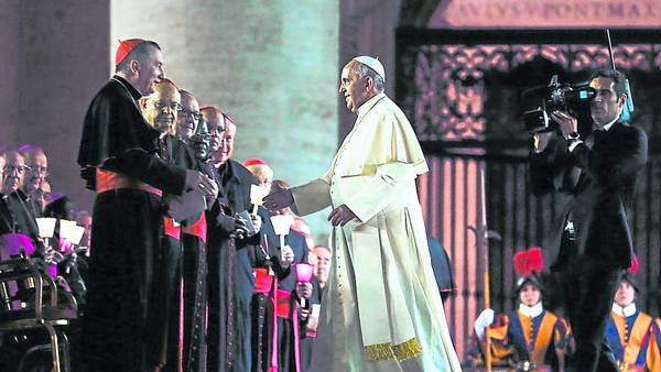 Ceremonia. El Papa argentino en un acto. Hoy oficiará una misa para poner en marcha el crucial Sínodo. / REUTERS