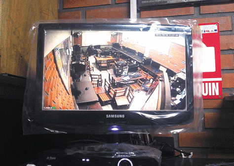 Cuidado. Una cámara de vigilancia en el colegio Juan Herschel muestra la sala de computación.