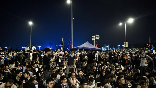 Desafío. Los jóvenes de Hong Kong reclaman la renuncia del gobernador. 