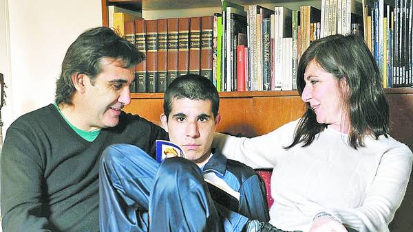 Hoy, con papá y mamá. Carlos considera que su esposa, Cristina, es una heroína por todo lo que logra. / JUANO TESONE.