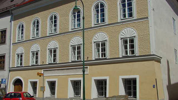 El ministerio del Interior austriaco va a lanzar un llamamiento para encontrar una administración dispuesta a instalarse en la casa natal de Adolf Hitler en Braunau-am-Inn. (Archivo)