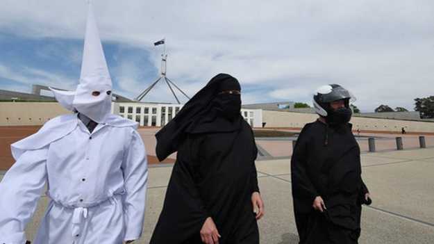 Los tres hombres intentaron ingresar al parlamento australiano con el rostro cubierto.