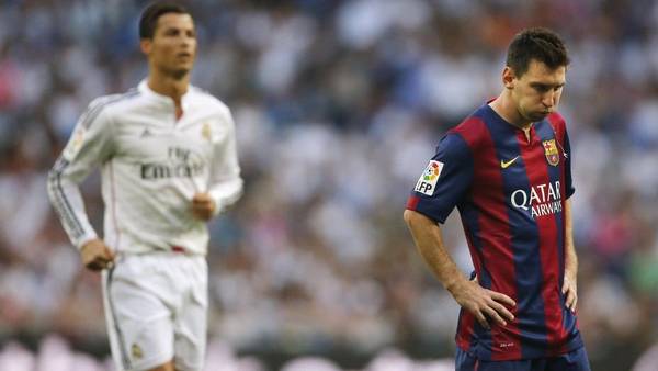 Messi se lamenta; Cristiano Ronaldo observa el juego. El portugués anotó el 1-1. (AP)