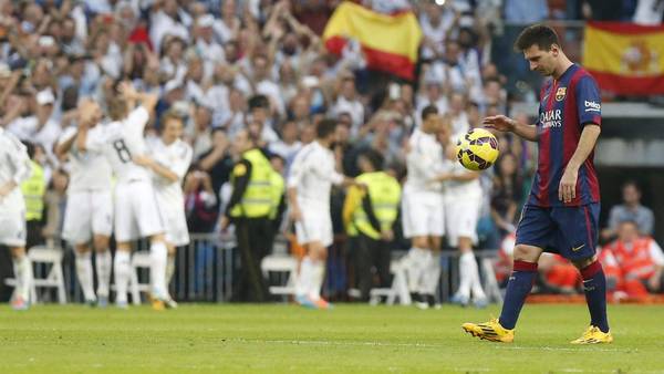 Messi se lamenta. Real Madrid festeja uno de sus goles en el clásico. (EFE)