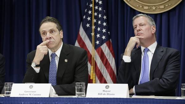 El gobernador de Nueva York, Andrew Cuomo, y el alcalde Bill de Blasio durante una coonferencia de prensa ayer. EFE