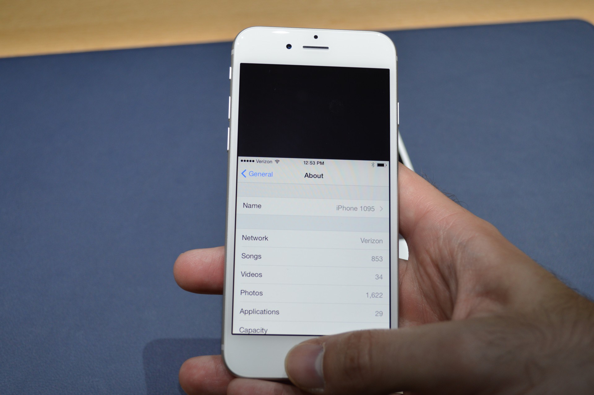 Demostración de Reachability. [Fuente](http://arstechnica.com/apple/2014/09/hands-on-with-the-iphone-6-and-6-plus-apples-first-crack-at-big-phones/)