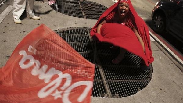 Una brasileña festeja la victoria de Dilma Rousseff en Brasil, durante un festejo del PT en la Avenida Paulista./REUTERS