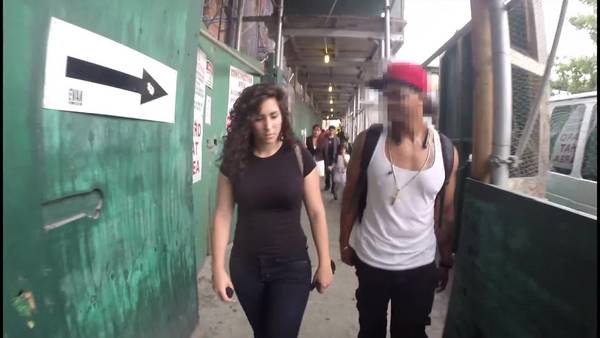 El acoso callejero que sufren las mujeres en Nueva York, quedó registrado en una cámara oculta.