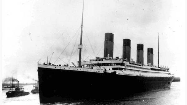 Una carta que se subastará este mes documenta la más amarga ironía del nefasto viaje inaugural del Titanic: el Titanic estuvo a un metro (poco más de 3 pies) de chocar con otro trasatlántico mientras zarpaba de Inglaterra. (AP)