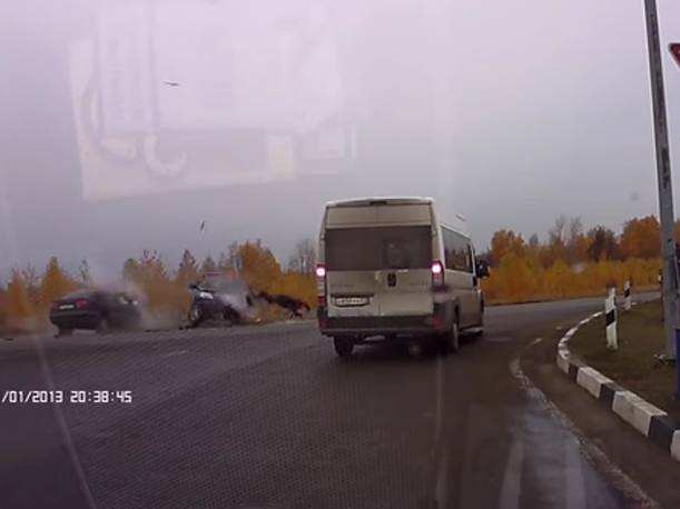Rusia: Conductor sale 'volando' en accidente de tránsito (VIDEO)