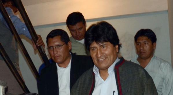 EL PRESIDENTE AL SALIR DE LA REUNIÓN, JUNTO A DIRIGENTES Y OTRAS AUTORIDADES, AYER. <BR><BR>LUCIO SOLIZ