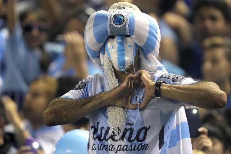 Un hincha del club de fútbol argentino Racing Club apoya a su equipo