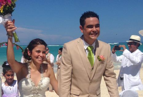 Los novios entrando a la ceremonia