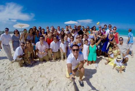 Todos los invitados en la playa