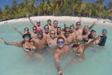Los invitados pas´sndola bien en la piscina del hotel