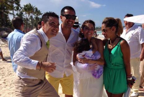 Los primos Hugo y Carolina Méndez acompañando a los novios