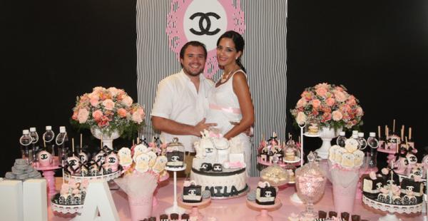 TARDE DE MASITAS TÍPICAS. Los casi 90 invitados compartieron hasta las nueve de la noche. Los esposos Luis Chávez y Nicole Camacho en un bello  escenario rosado y negro, inspirado en Chanel