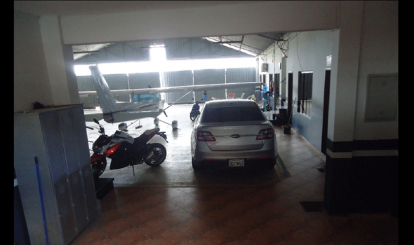 Las avionetas y el motorizado se encuentran precintados en el hangar 85 de El Trompillo.