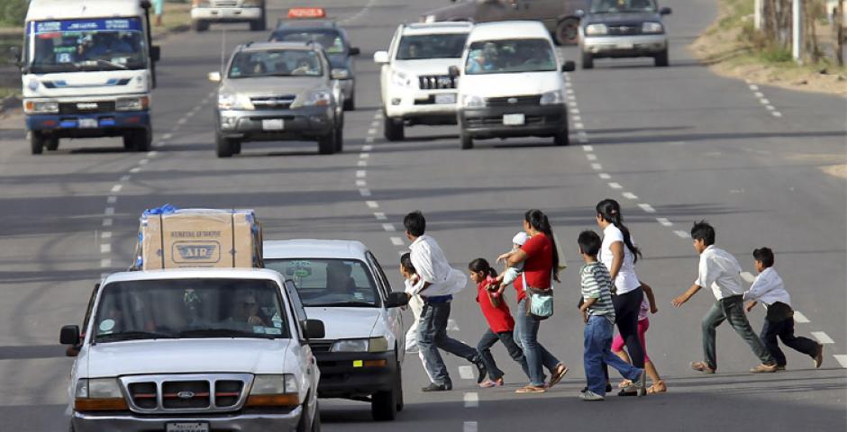 En la carretera al norte los peatones deben correr para no ser arrollados