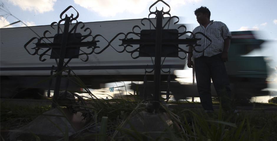 Las cruces al costado de la vía son testigos mudos de accidentes mortales