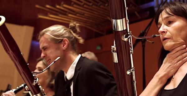 Orquesta trata de tocar después de comer un dulce de chili
