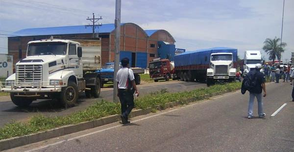 La alta presencia de camiones en la carretera al norte de Santa Cruz sigue provocando varios accidentes.