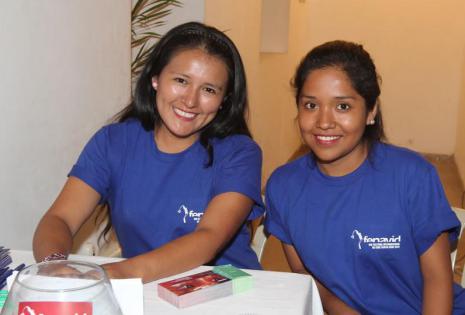 Elizabeth Ala y Jéssica Aguirre, uniformadas
