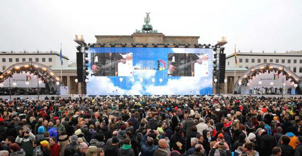 Un día como hoy, hace 25 años, cayó el muro de Berlín. La primer ministra alemana Angela Merkel dio inicio al programa de actividades