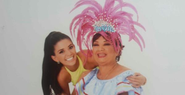 Anabel Angus y su abuela la señora Estanita Araúz