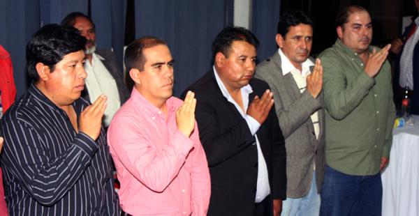 Humérez (al centro) juró junto a su nuevo directorio