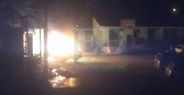 La población quemó el edificio  y los vehículos policiales en Puerto Quijarro, según señalan los primeros reportes desde el lugar.
