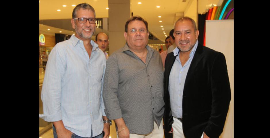 CON EL CREATIVO. Johnny Paz y Horacio Perini junto a Humberto Beltrán, que hizo el diseño arquitectónico de la tienda