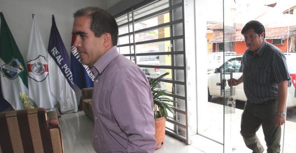 El momento justo en que Fernando Humérez ingresa, con maleta incluida, a las oficinas de la Liga. Buscó sellar un acuerdo