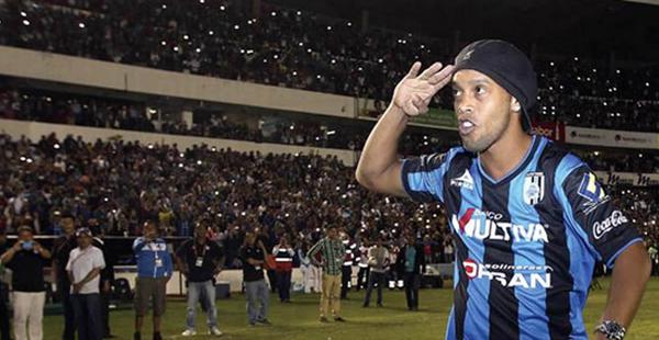 Ronaldinho en una de sus actuaciones con el Querétaro